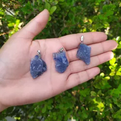 PINGENTE BRUTO QUARTZO AZUL – ACALMA E TRANQUILIZA - Ktw Cristais