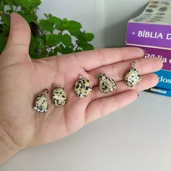 PINGENTE ROLADO JASPE DÁLMATA - CRIANÇA INTERIOR - Ktw Cristais