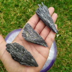 Pedra Bruta Cianita Preta P - Vassoura de Bruxa - Ktw Cristais