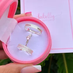 PAR DE ALIANÇAS 4'MM CRAVEJADA NO MEIO ROSA - COM ... - Labelly Alianças