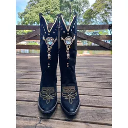 Bota Texana Feminina Couro Nobuck Preta Bordada com Joias - Silverado Botas - 22... - SILVERADO BOTAS