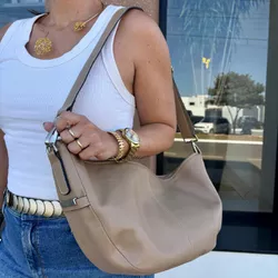 BOLSA BRUNELLA GRANDE BAGUETE- FENDI - B-BRUNELLA - Talita Fidelis | Para mulheres que sabem onde querem pisar