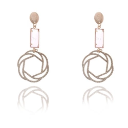 Brinco Longo Zircônia Rosa Retangular e Rosa Texturizada By Kumbayá Joias