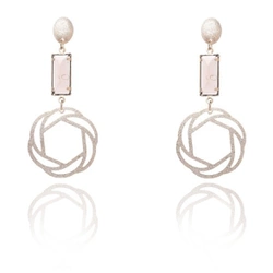 Brinco Longo Zircônia Fumê Retangular e Rosa Texturizada By Kumbayá Joias