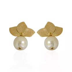 Brinco Floral com Pérola Banho de Ouro 18K - JBR20... - Kumbayá Joias