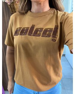 Camiseta Com Estampa e Logo Bordada Caramelo Colcc... - Closet