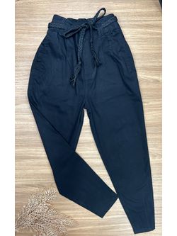 Calça Cenoura com Cinto Trançado Preta 