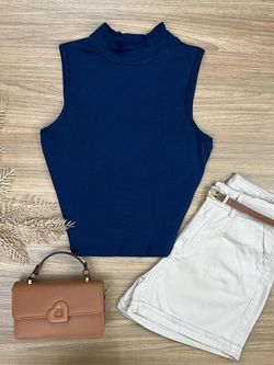 Blusa cavada com gola alta azul marinho 