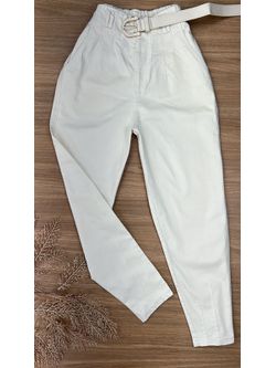 Calça Cenoura Off White com Cinto