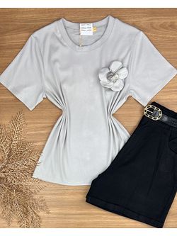 Blusa T-shirt com Broche Cinza Claro