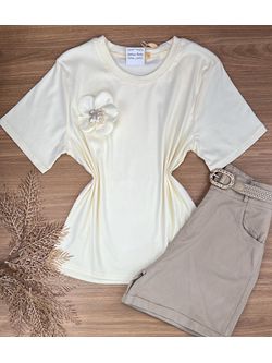 Blusa T-shirt com Broche Amarelo Manteiga