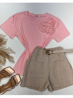 Blusa Canelada Com Aplicação de Flor Rosa Manga Curta - LOJA ANDRESSA FREITAS