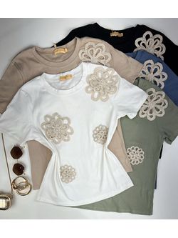 Blusa T-shirt Bordada de Flor em Crochê Branca - LOJA ANDRESSA FREITAS