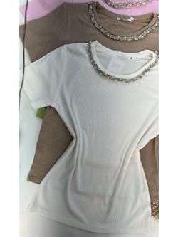 Blusa Canelada Com Aplicação de Pedraria na gola Branca
