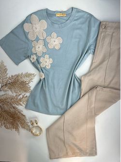 Blusa Com Aplicação de Flores Em Crochê Azul Bebê