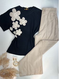 Blusa Com Aplicação de Flores Em Crochê Preta