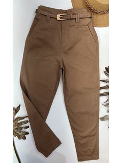 Calça Cenoura com Cinto Dourado Marrom Claro 