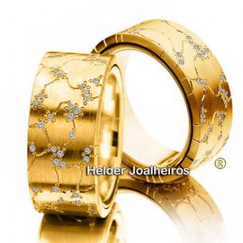 Aliança de Casamento Radiância Vívida Glamour em Ouro 18k Com Pontos de Diamantes - Helder Joalheiros