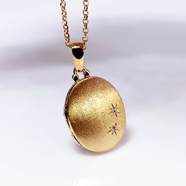 Relicário em Ouro 18k Oval Liso Fosco personalizado com dois Diamantes - Helder Joalheiros 