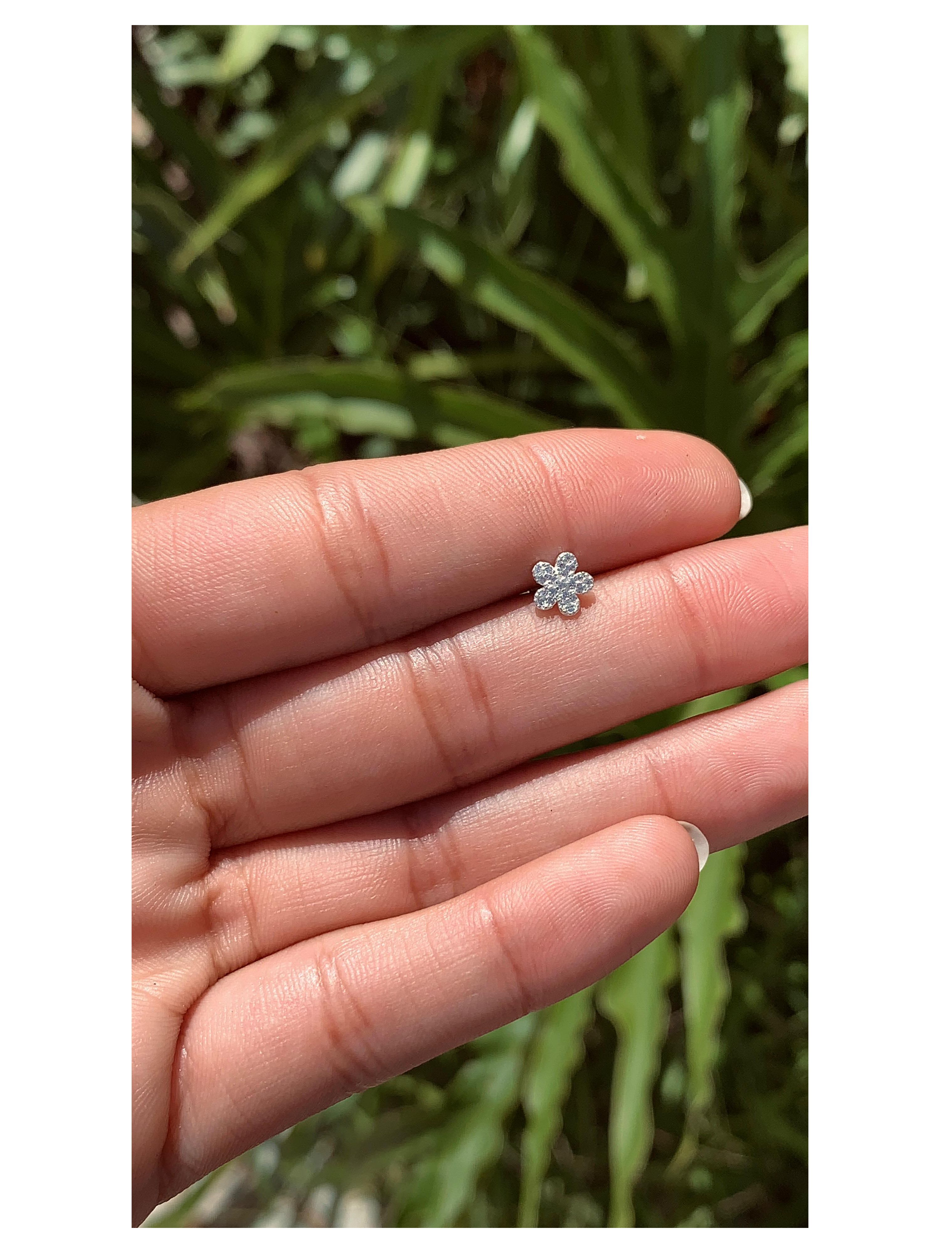 Pircing flor trágus - AURI PRATAS
