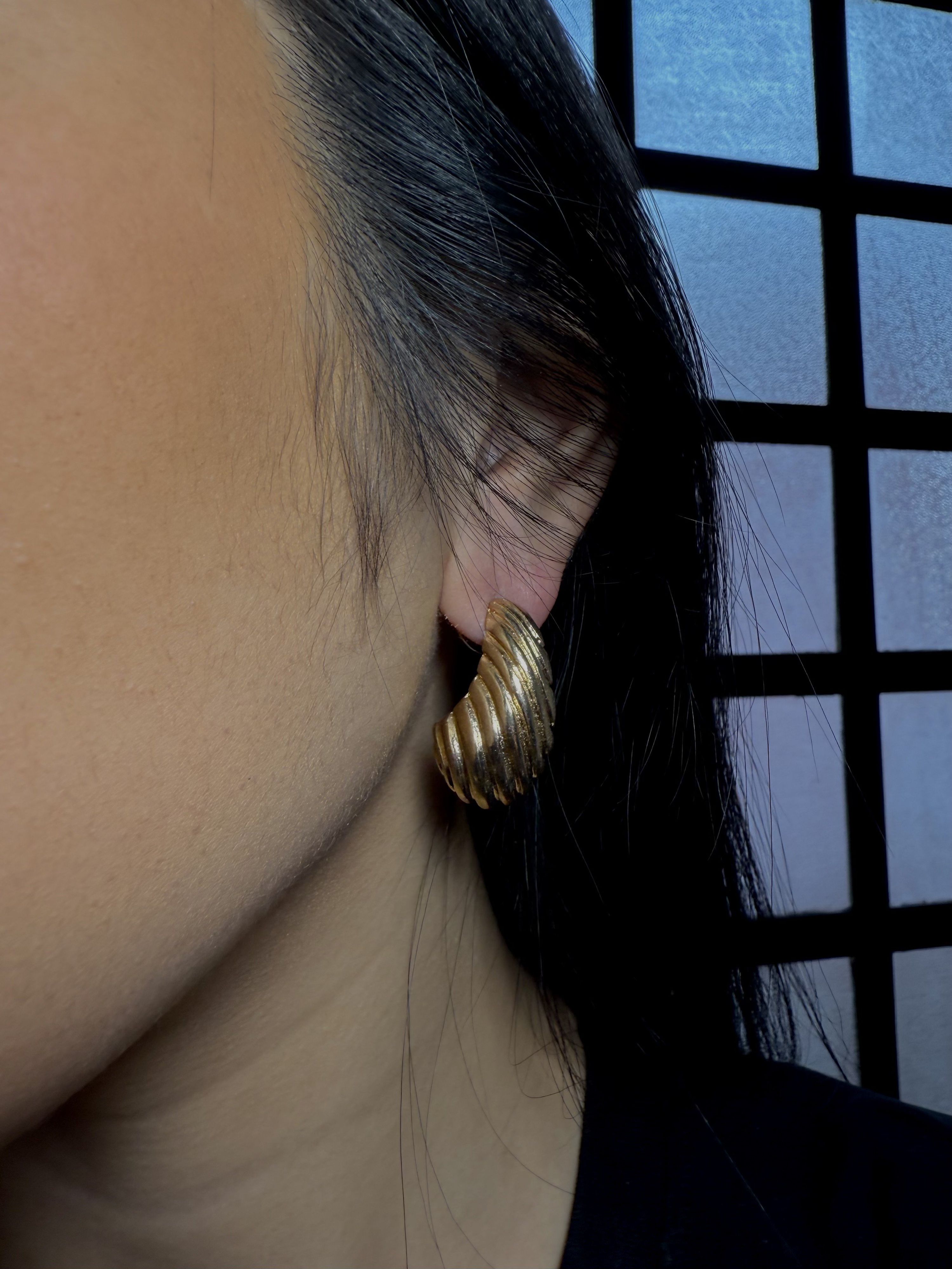 Brinco concha dourado 