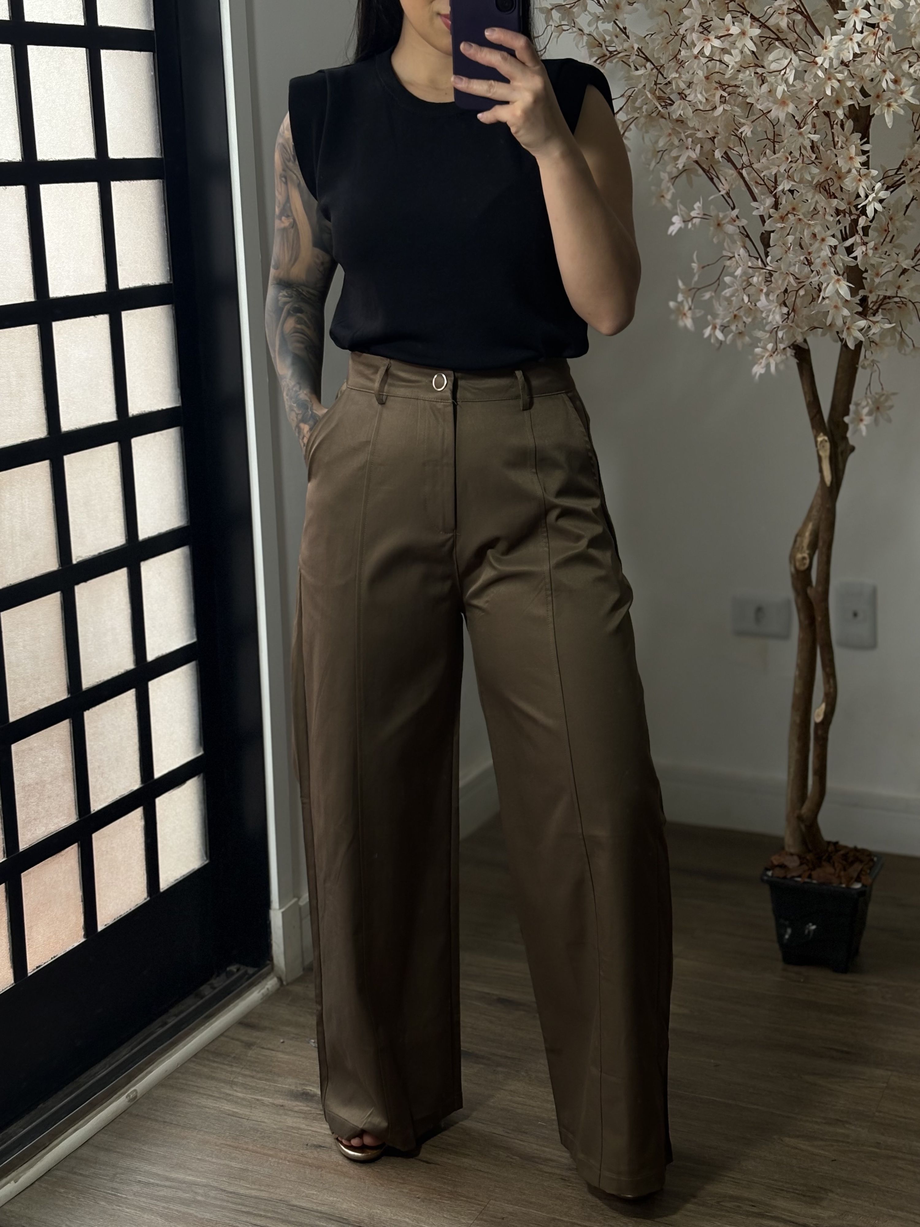 Calça Pantalona Acetinada Plus Size Aura 1185 - Marrom C065