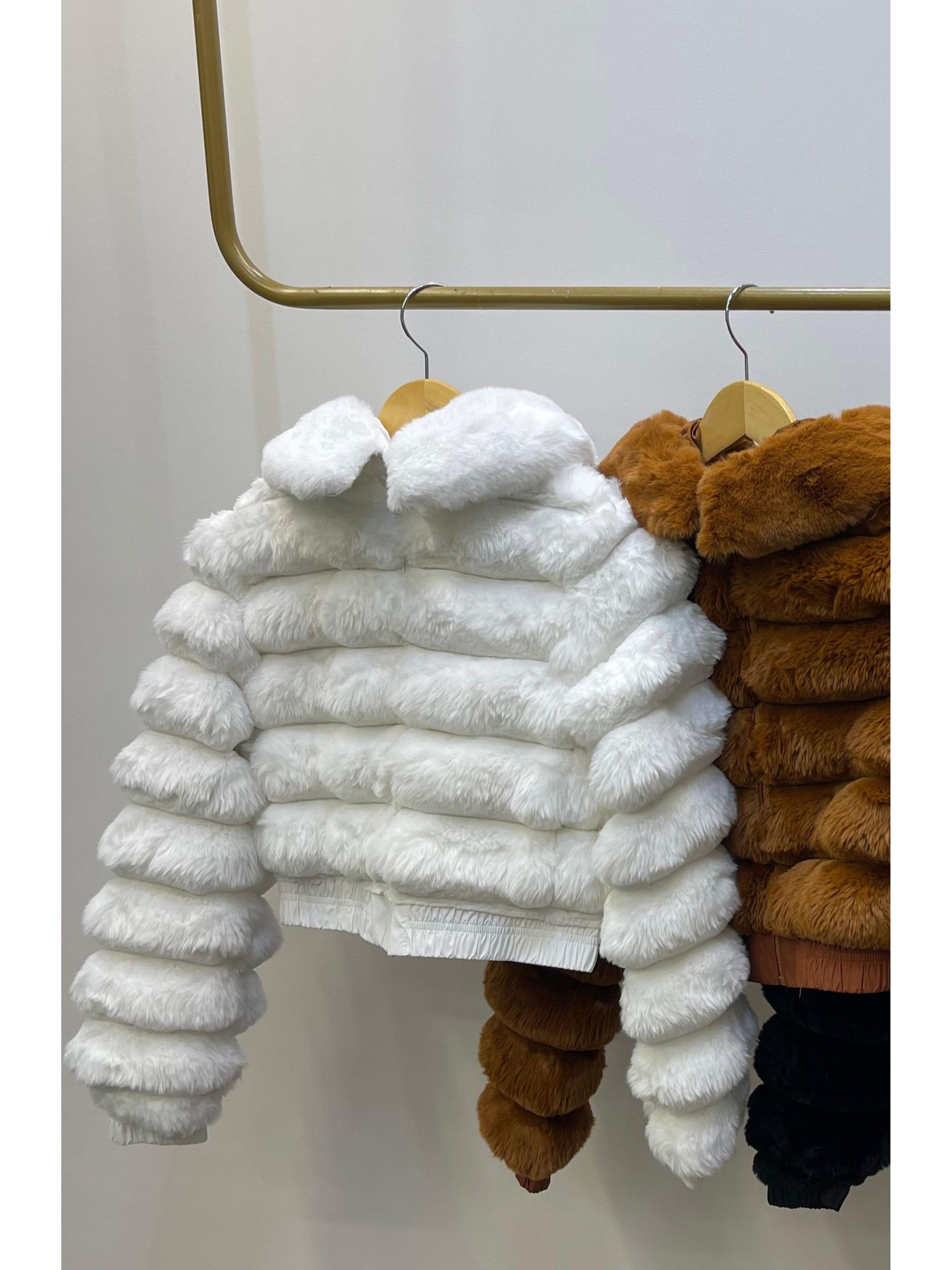 Jaqueta Faux Fur Gomos - Com Capuz e Ribana - Branca 