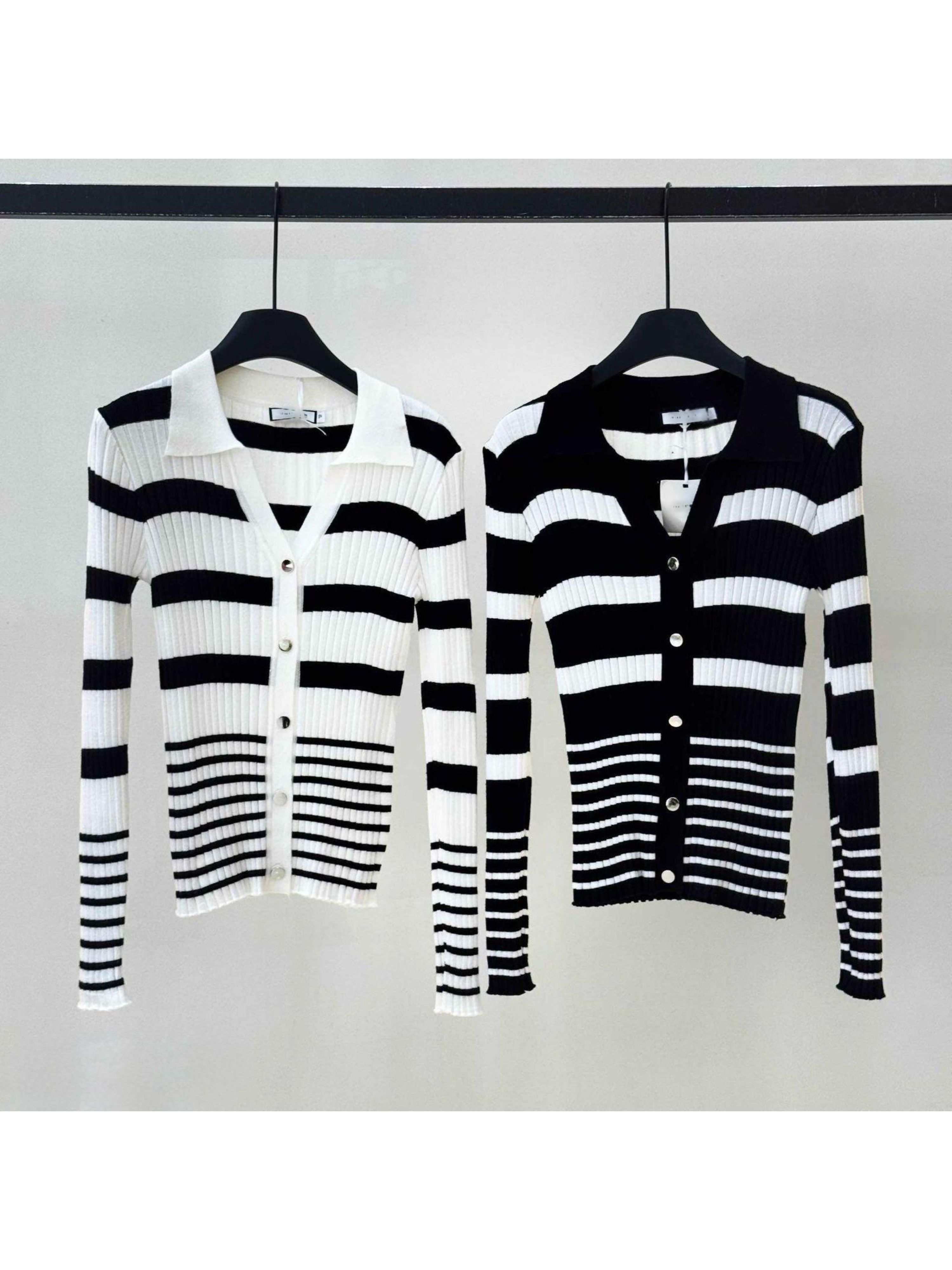 Blusa Tricot Polo Listrada Botões Chapeados - PRETA