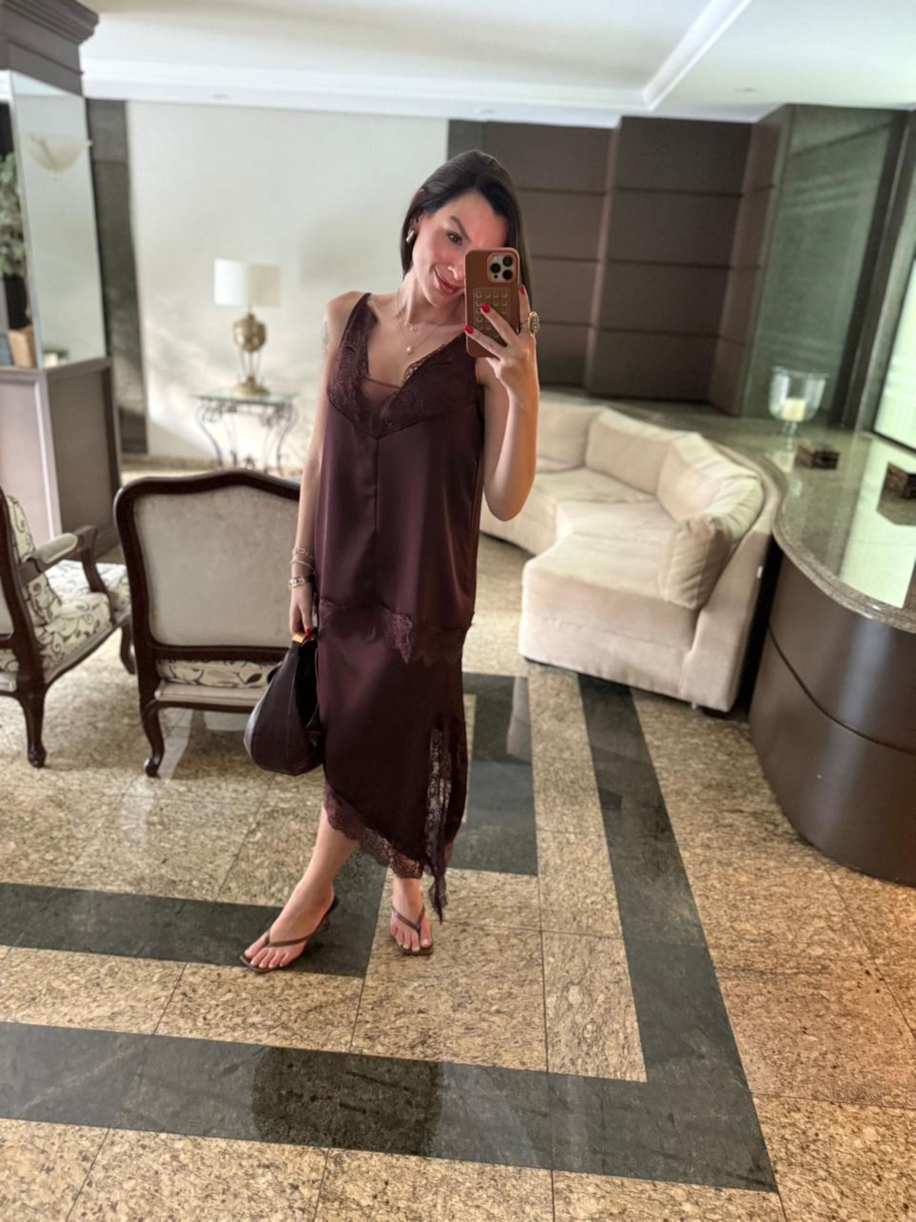 Regata Cetim e Renda Decote V - Marrom