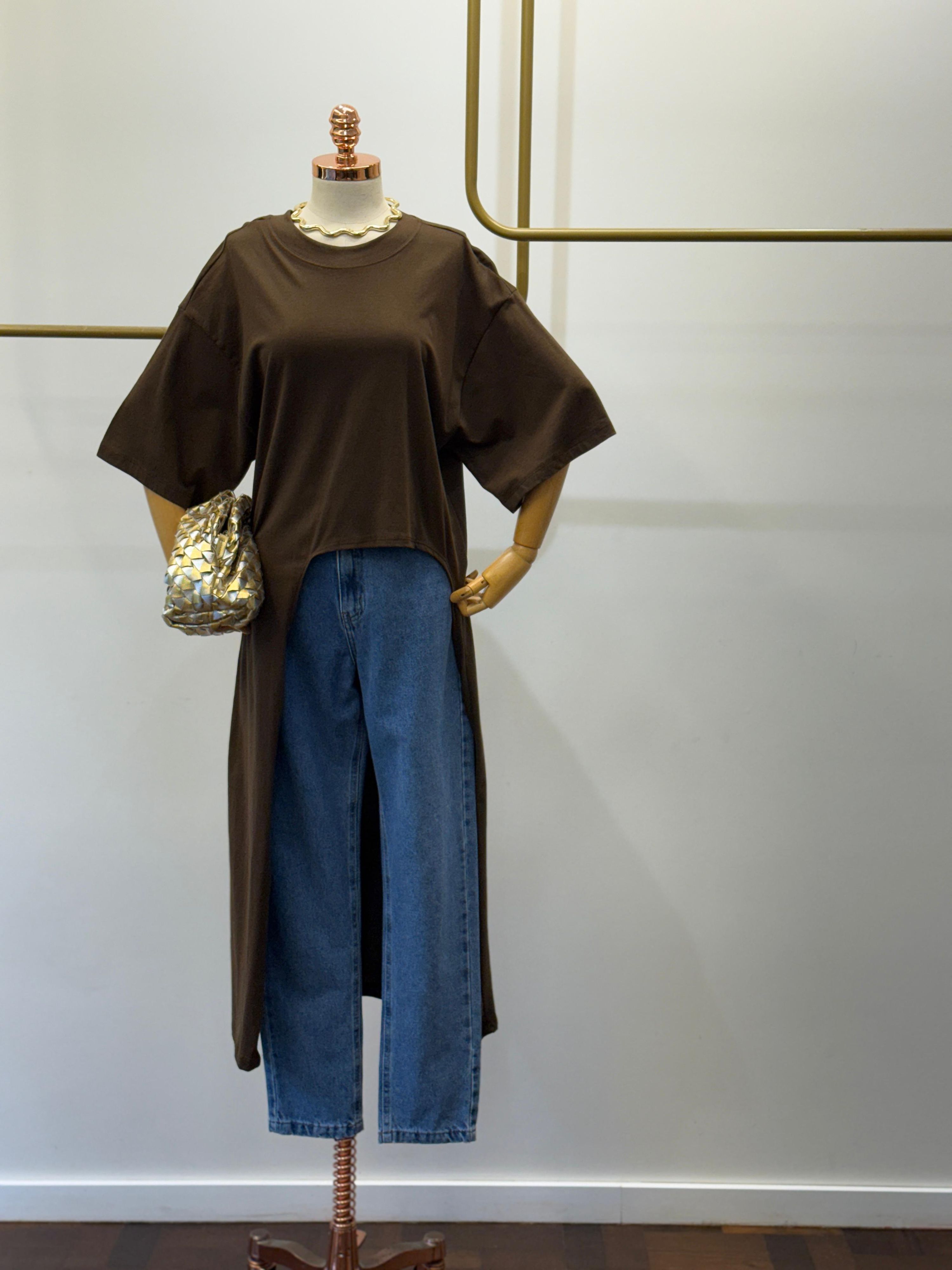 T-shirt Longa Mullet Lateral - Marrom 