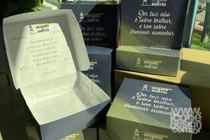 Caixa Empresarial em Papel - Ícone Design