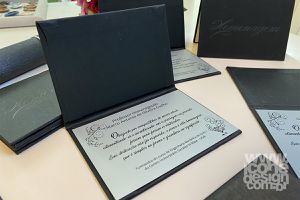 Placa de Homenagem com nome personalizável em Alum... - Ícone Design