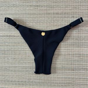 Tanga Fio em Dobra Com Regulagem Preto Texturizado