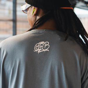 Camiseta FUGAZ - Cinza