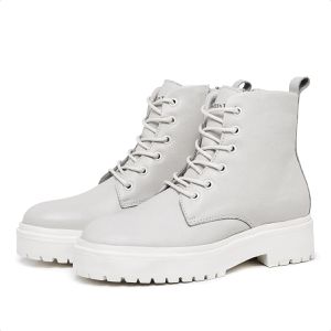 Coturno Bota Feminina Em Couro Com Amarração Off White Clara Tratorado - Igo Franca | Especialista em Calçados Sociais e Conforto