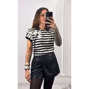Blusa Listrada com Flor Tule - Off/Preto
