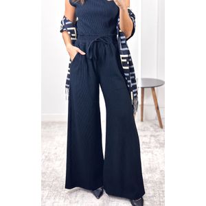 Conjunto Texturizado Blusa Cavada e Calça - Preto