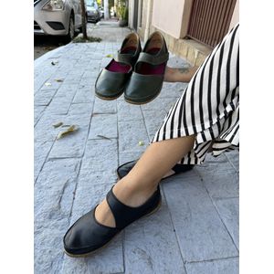 SAPATILHA EM COURO MANACA COR PRETO COM VELCRO COD... - LILASCALCADOS