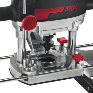 Tupia Skil 1831 1100W, com 6 fresas, 3 pinças (6mm, 8mm e ¼''), 3 Guias, 1 Adaptador para aspiração de pó em Maleta