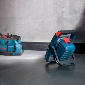 Refletor 18V Com Carregador e 2 Baterias (GLI 18V-2200 C) - Bosch