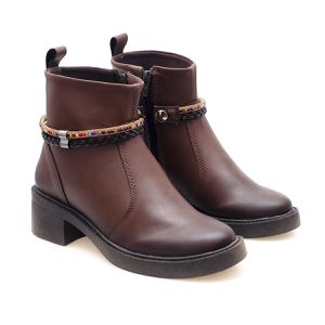 Bota Feminina Marrom Cano Curto – Estilo Boho Chic com Detalhe Artesanal – Conforto e Estilo em Cada Passo