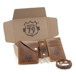 Kit Carteira masculina Tricks,Porta Cartão Rústico RVll, Chaveiro e Pulseira trançada de Couro Cor MARROM 