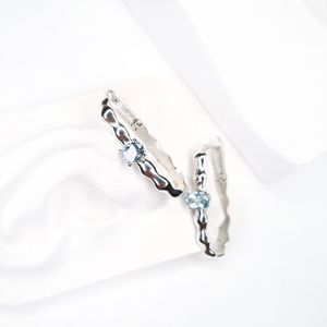 Argola Oval Waves Silver Topázio Sky - SANTONINA JOIAS