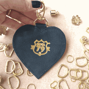 Niqueleira Chaveiro Porta-moedas bag charm Alice formato de Coração feito em Couro ROTA79