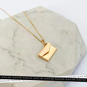 Colar Relicário Carta Personalizado Folheado em Ouro 18k