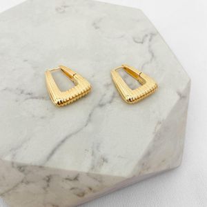 Brinco Argola Triangulo Trabalhado Folheado em Ouro 18k