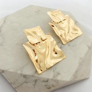 Brinco Duplo Chapa Quadrada Maju com Design Amassado Folheado em Ouro 18k