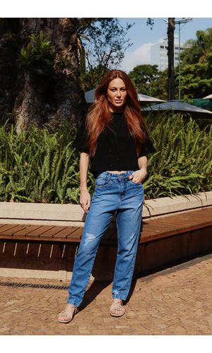 CALÇA MOM RASGO PERNA JEANS CLARO