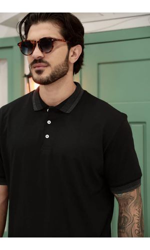 POLO COM DETALHE METAL