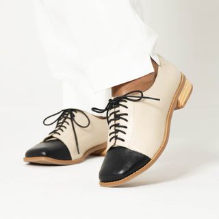 Sapato RetrÔ - Off White e Preto - LEGADO